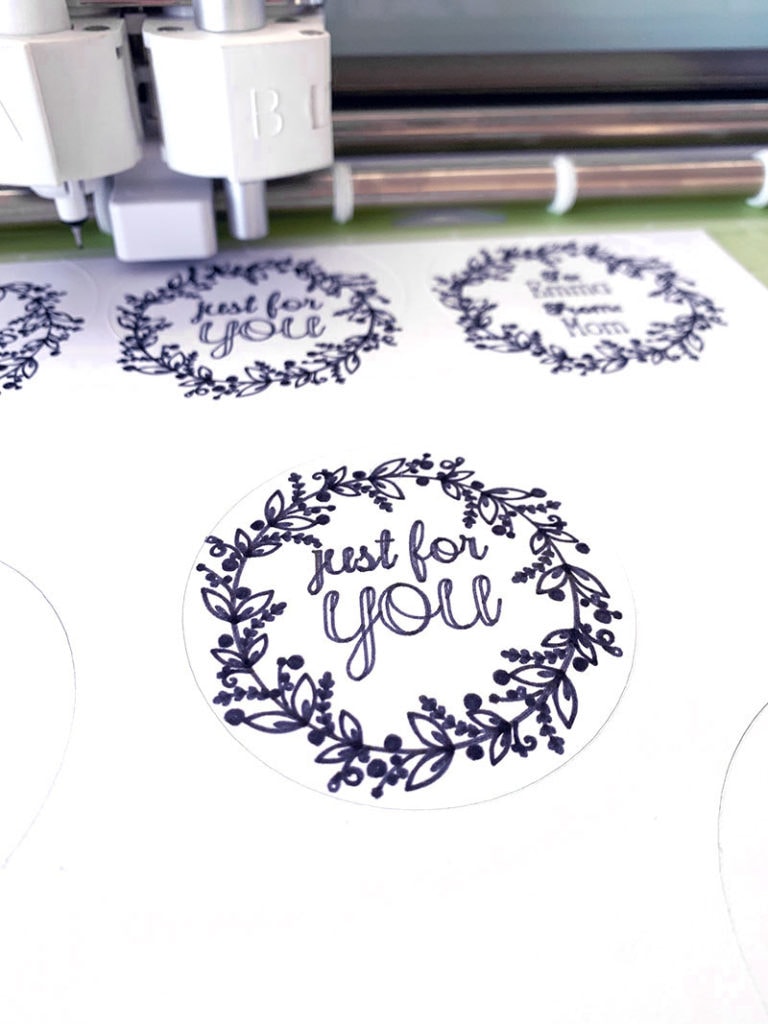 Draw gift tag art with your Cricut Explore Air 2